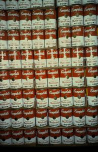 Amerikanischer Supermarkt, Vorbild von Andy Warhol (1928-1987): Campbells Soup, 1962